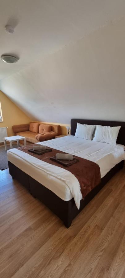 Joy Guesthouse Siofok Bagian luar foto