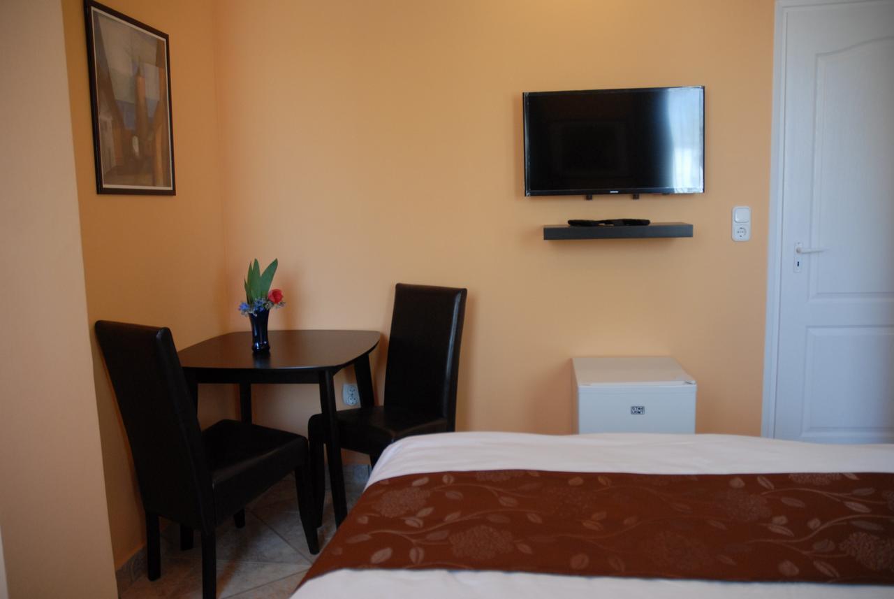 Joy Guesthouse Siofok Bagian luar foto